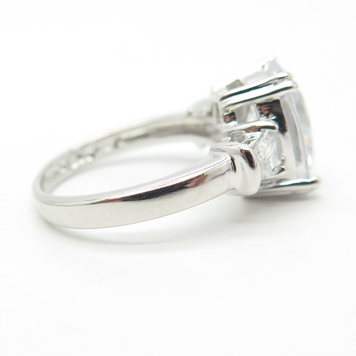 925 Sterling Silver Oval-Cut Shaped C Z Engagement Ring Size 5