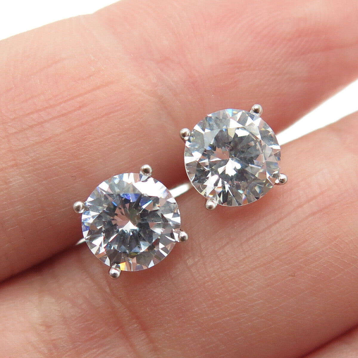 925 Sterling Silver Round-Cut Shaped C Z Stud Earrings