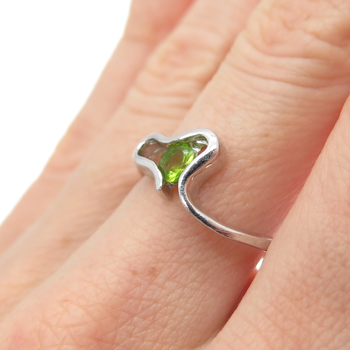 925 Sterling Silver Real Round-Cut Peridot Modernist Heart Ring Size 8