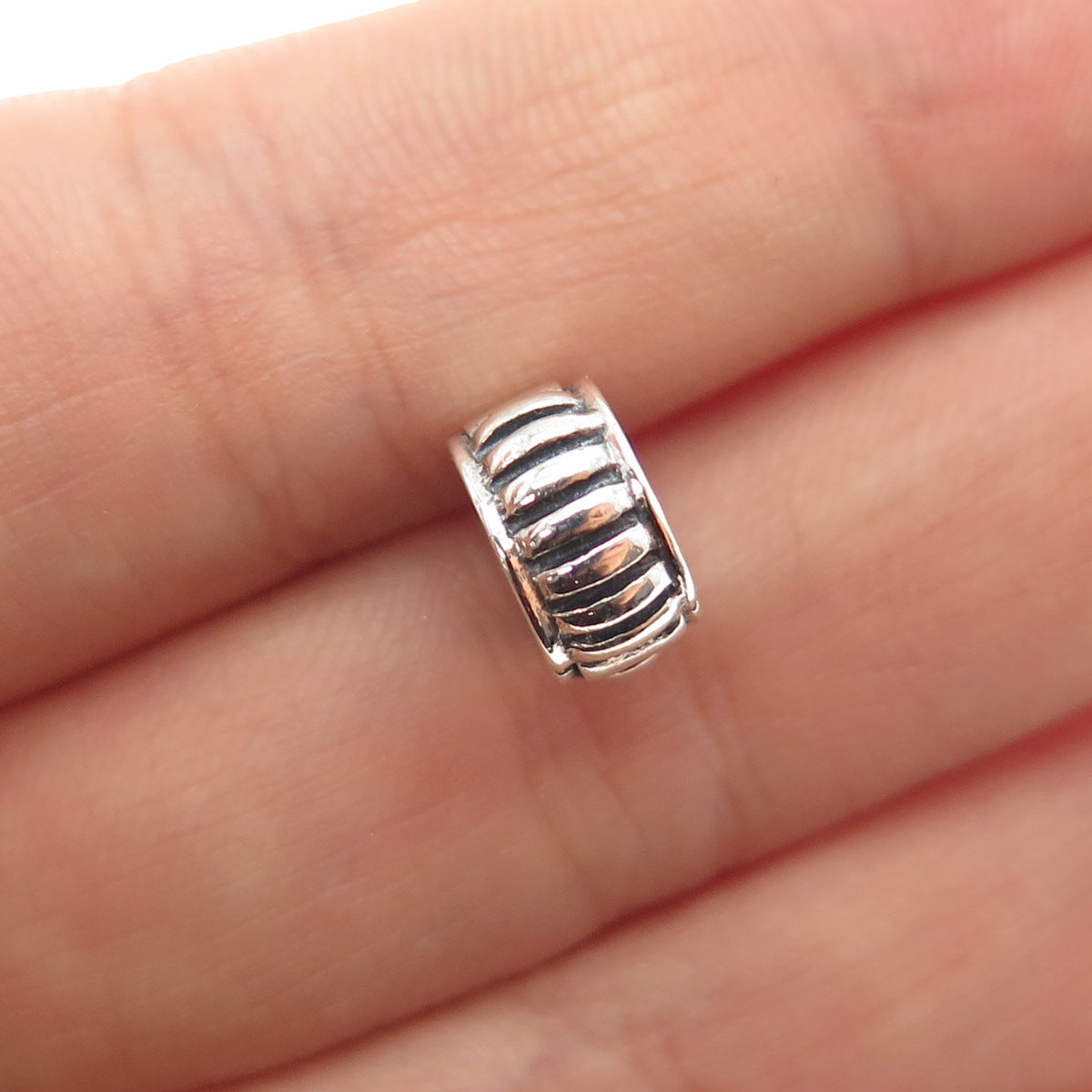 CHAMILIA 925 Sterling Silver Ribbed Clip Lock Charm