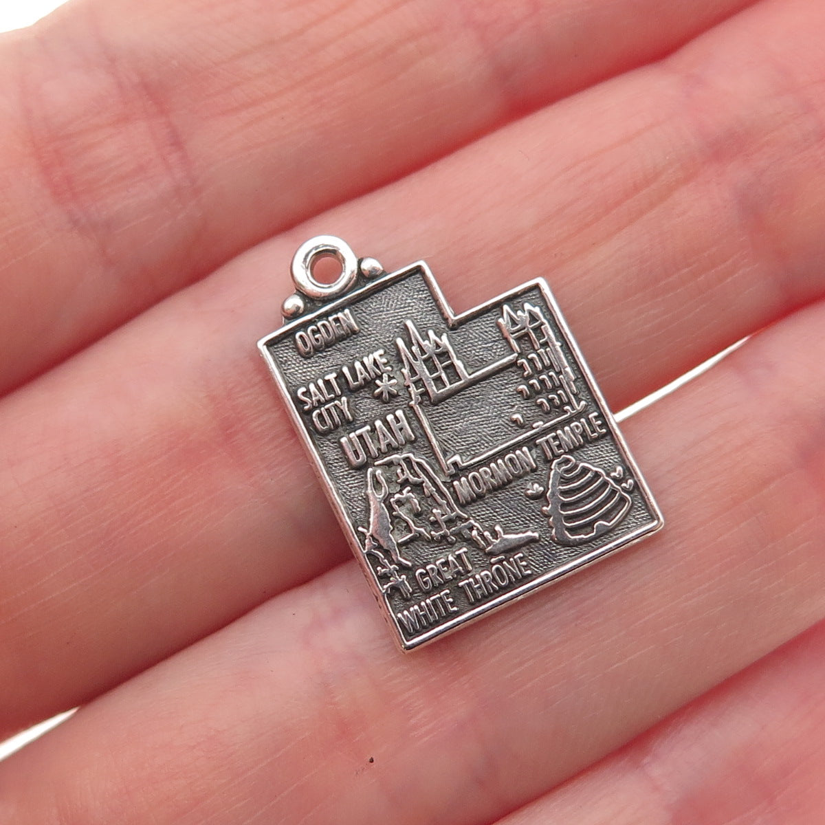 Maisels Indian 925 Sterling Silver Vintage Utah State Map Oxidized Mini Pendant