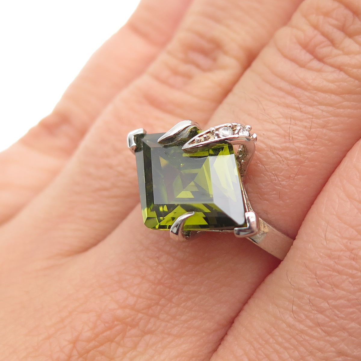 925 Sterling Silver Green & White C Z Modernist Ring Size 6.25