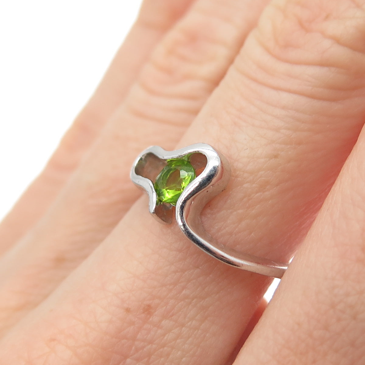925 Sterling Silver Real Round-Cut Peridot Modernist Heart Ring Size 6.75