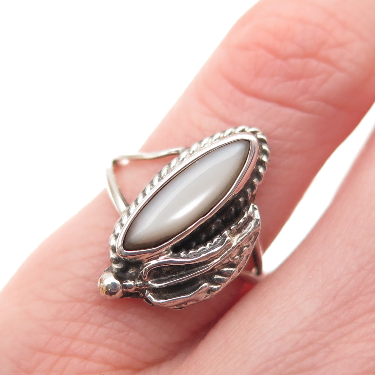 Old Pawn Sterling Silver Vintage Southwestern MOP Feather Tribal Ring Size 4.25