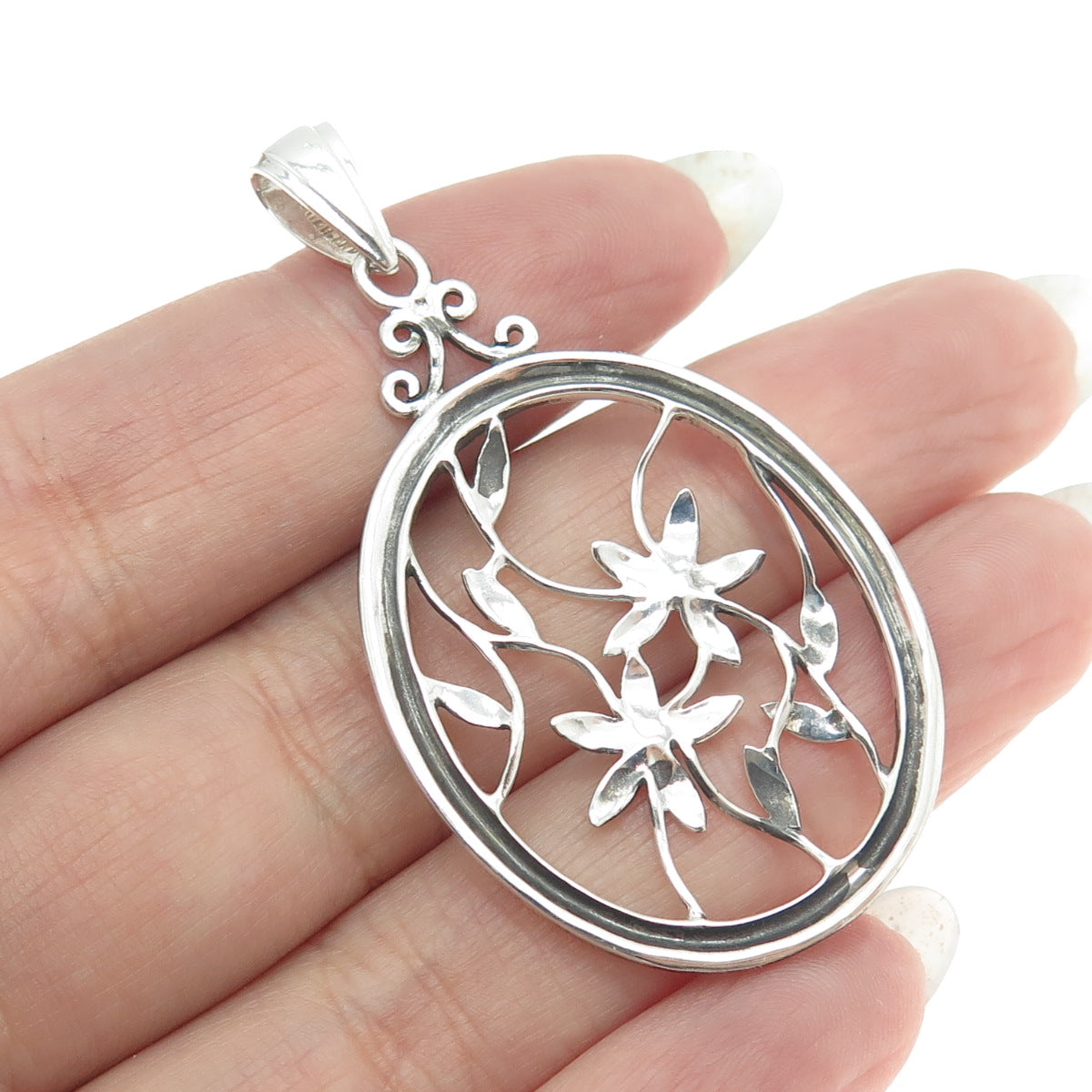 925 Sterling Silver Vintage Flower Oval Frame Pendant