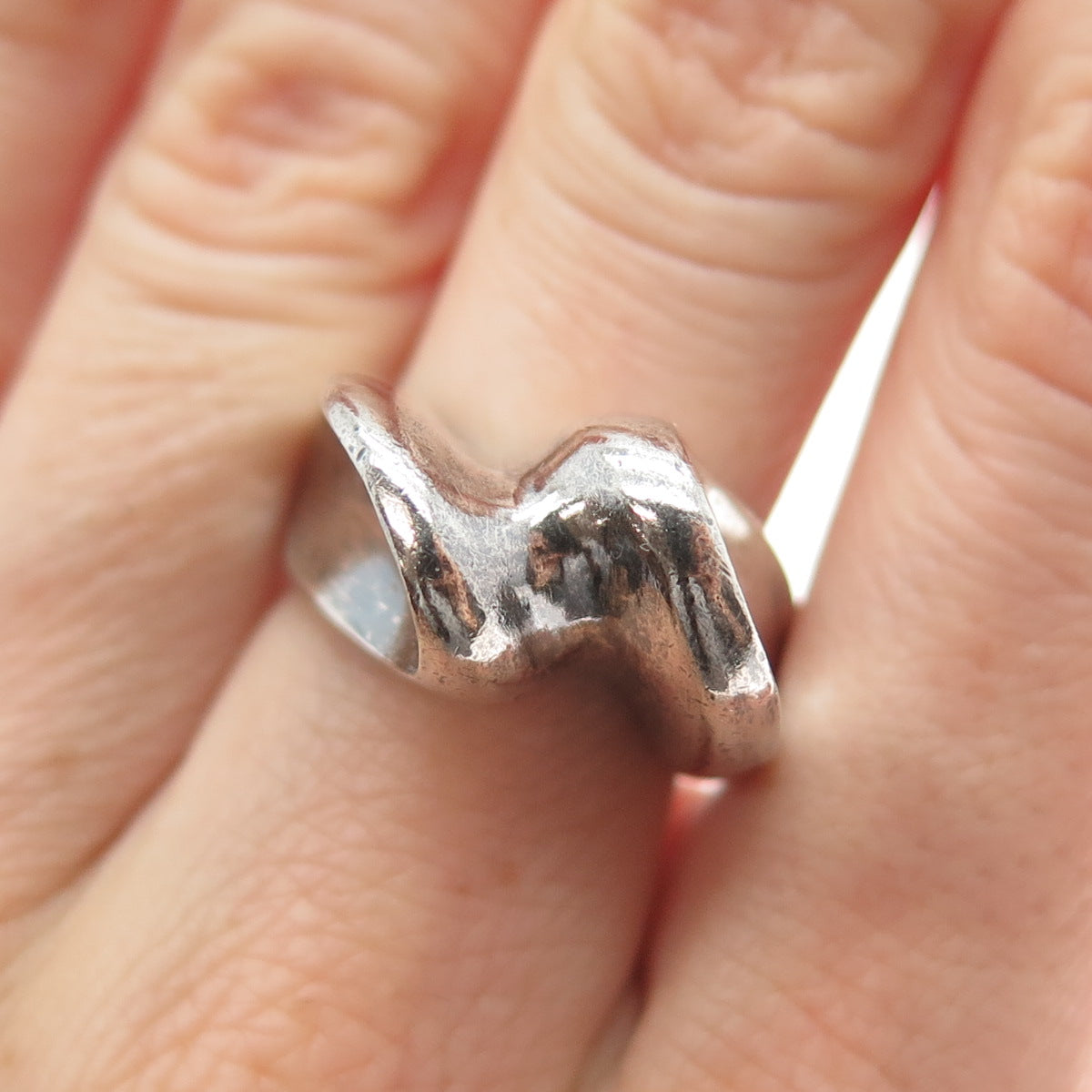 925 Sterling Silver Vintage Modernist Wavy Oxidized Ring Size 7.5