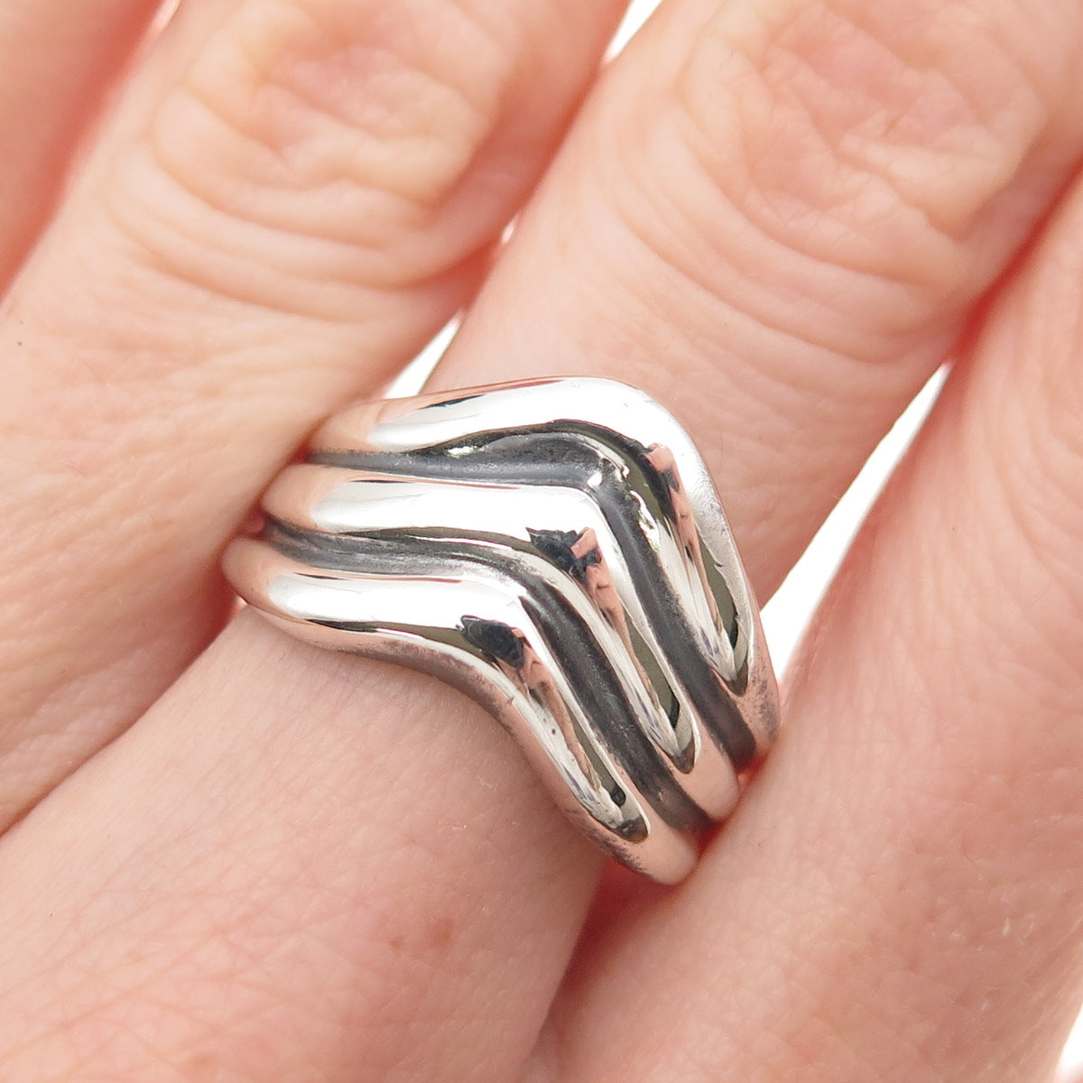 925 Sterling Silver Vintage Modernist Ribbed Wave Oxidized Ring Size 8