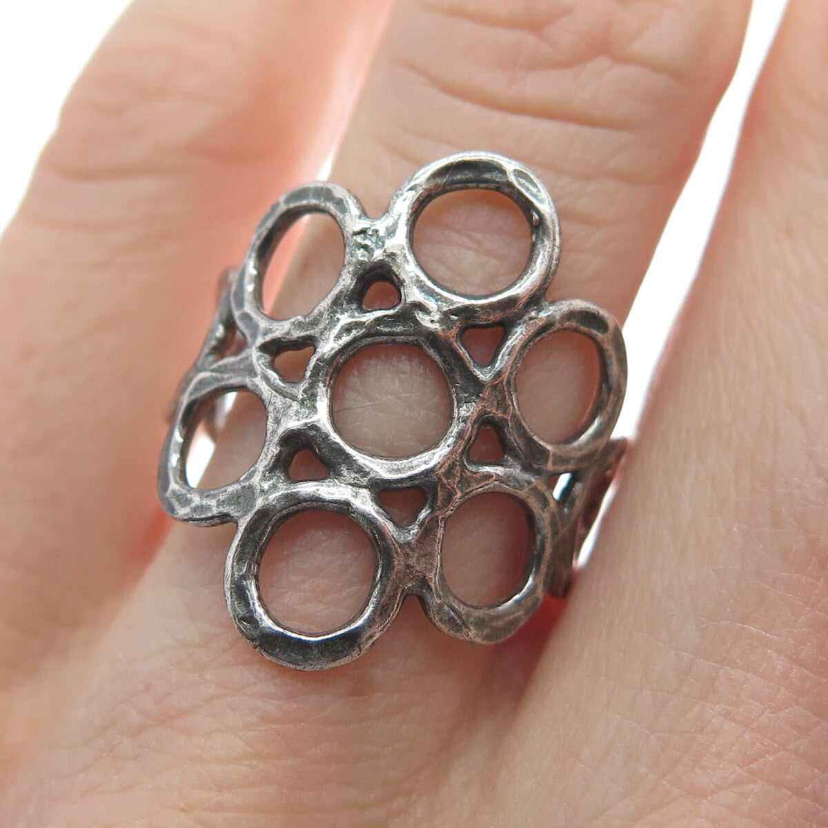 925 Sterling Silver Vintage Hammered Circles Oxidized Ring Size 7.75