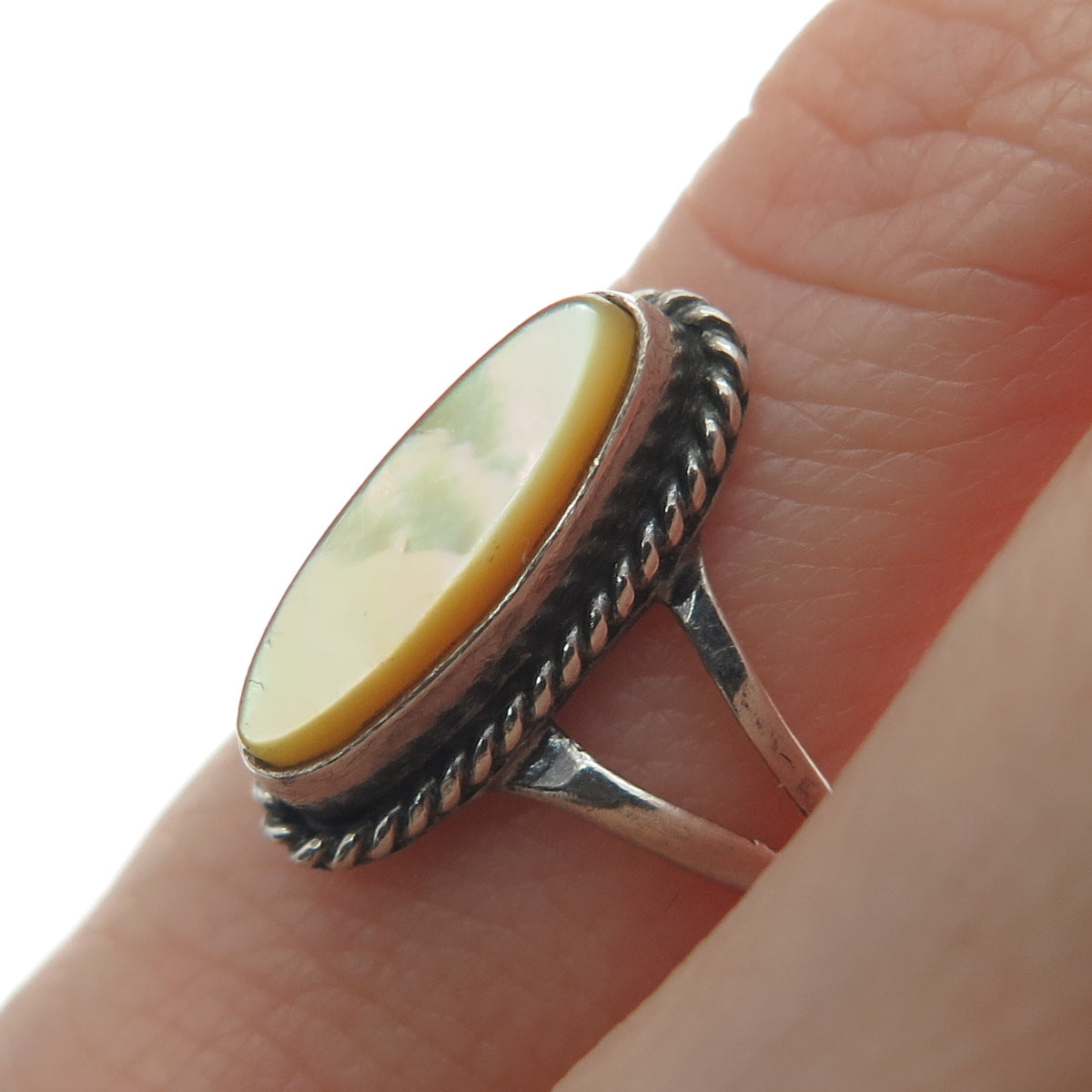 Old Pawn 925 Sterling Silver Vintage Southwestern MOP Tribal Ring Size 4.75