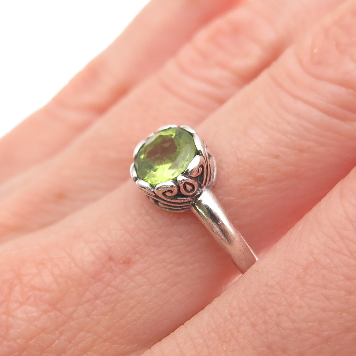 925 Sterling Silver Vintage Real Round-Cut Peridot Oxidized Ring Size 7.75