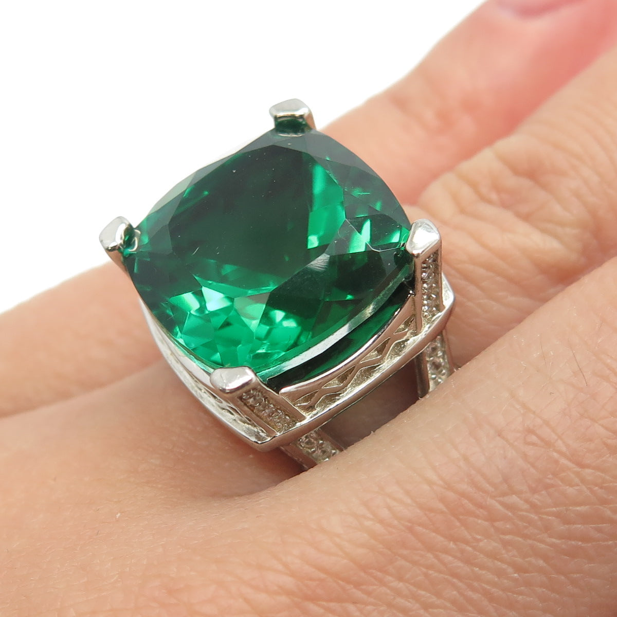 925 Sterling Silver Real White Topaz Gem & Lab-Created Emerald Ring Size 7