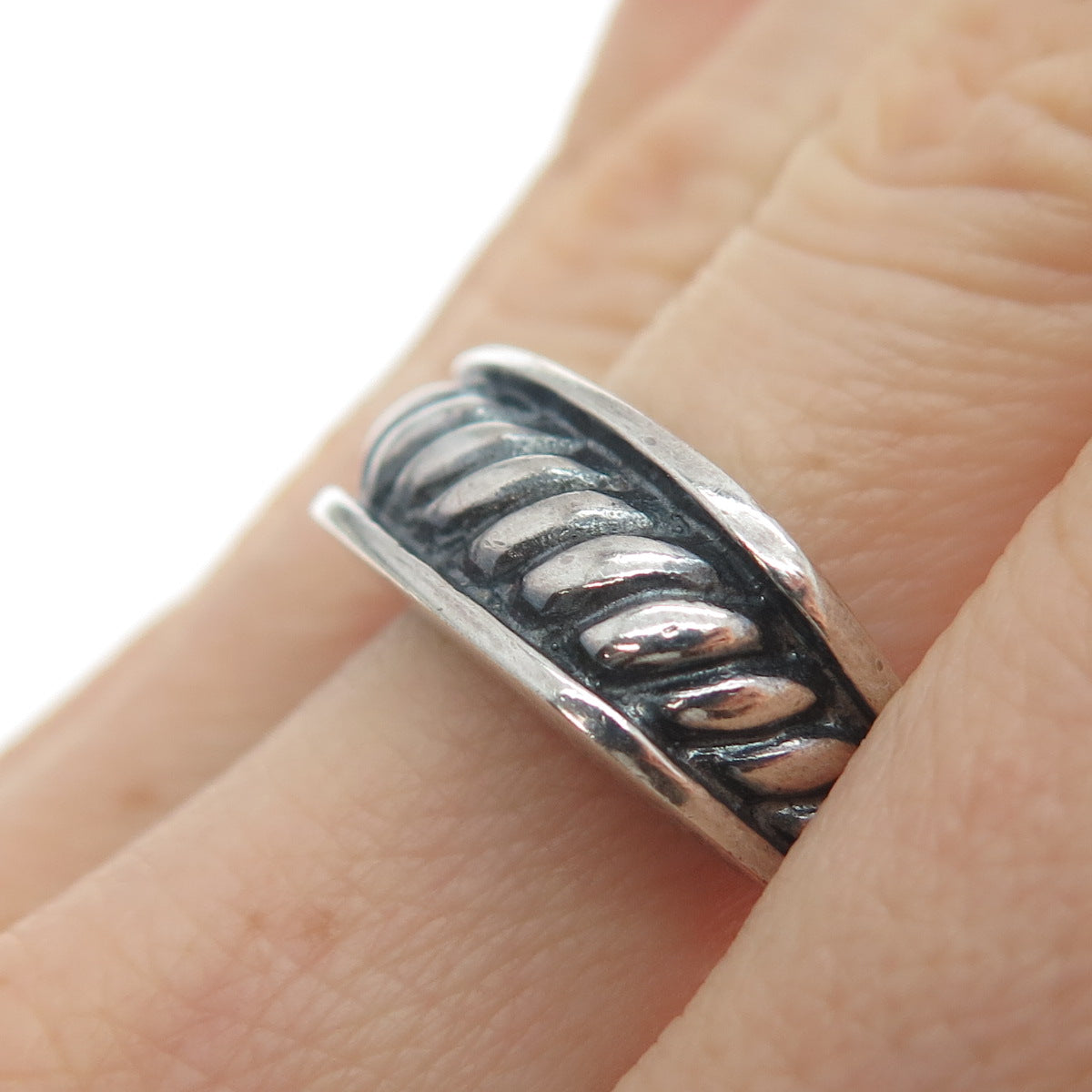 925 Sterling Silver Vintage Modernist Ribbed Oxidized Ring Size 8