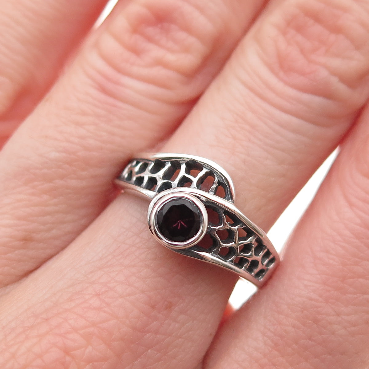 925 Sterling Silver Vintage Real Garnet Modernist Oxidized Ring Size 7
