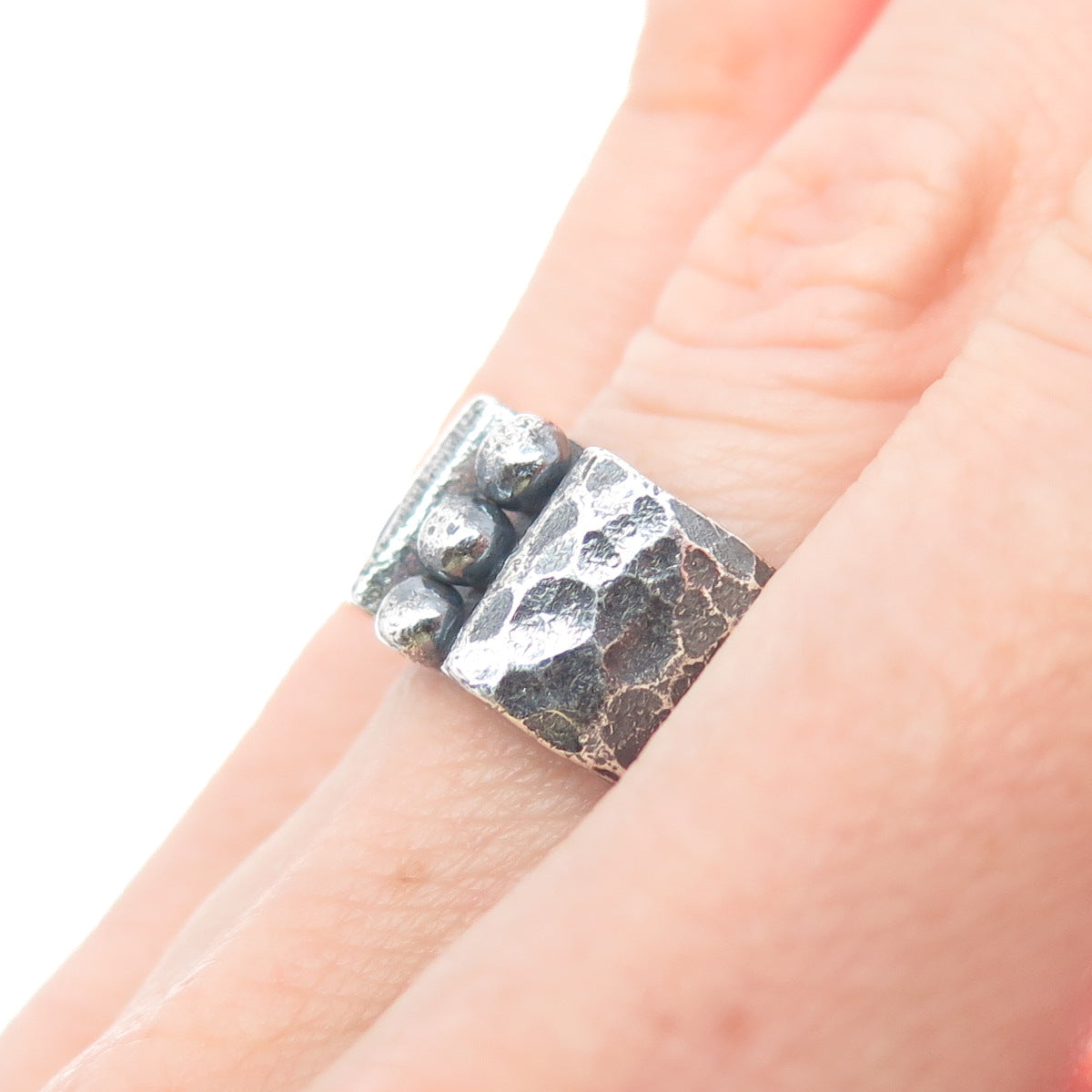 925 Sterling Silver Vintage Modernist Hammered Ball Beaded Oxidized Ring Size 6