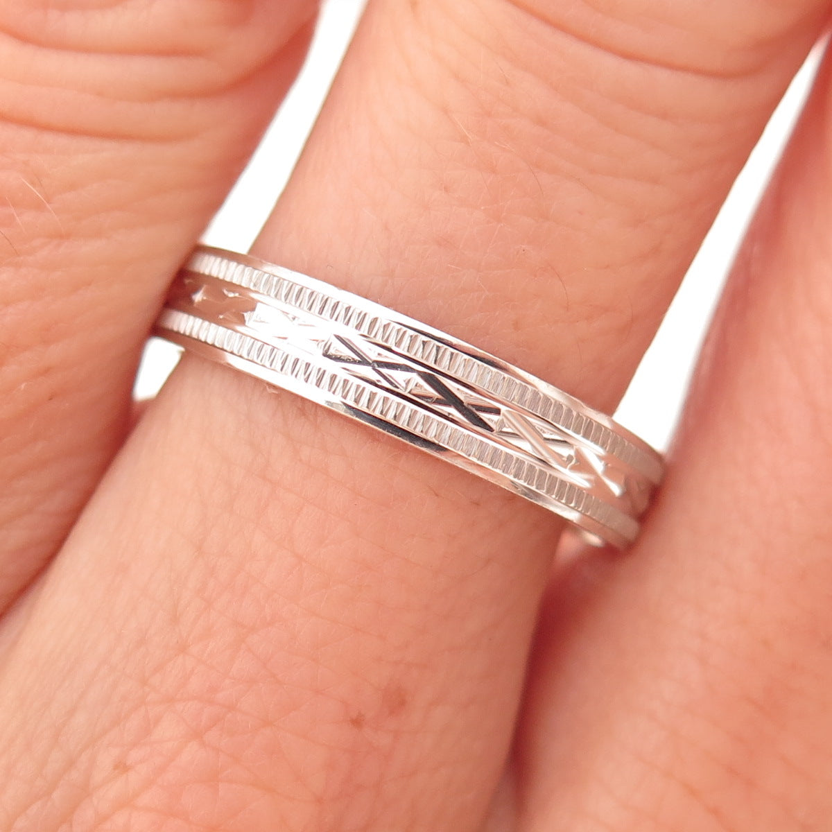 925 Sterling Silver Vintage Diamond-Pattern Band Ring Size 8
