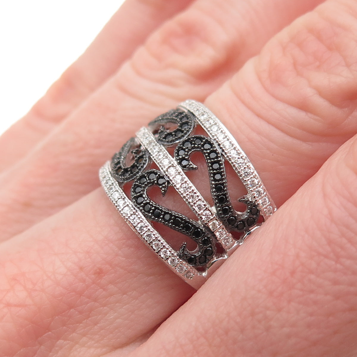 925 Sterling Silver Round-Cut Black & White C Z Heart Swirl Ring Size 7