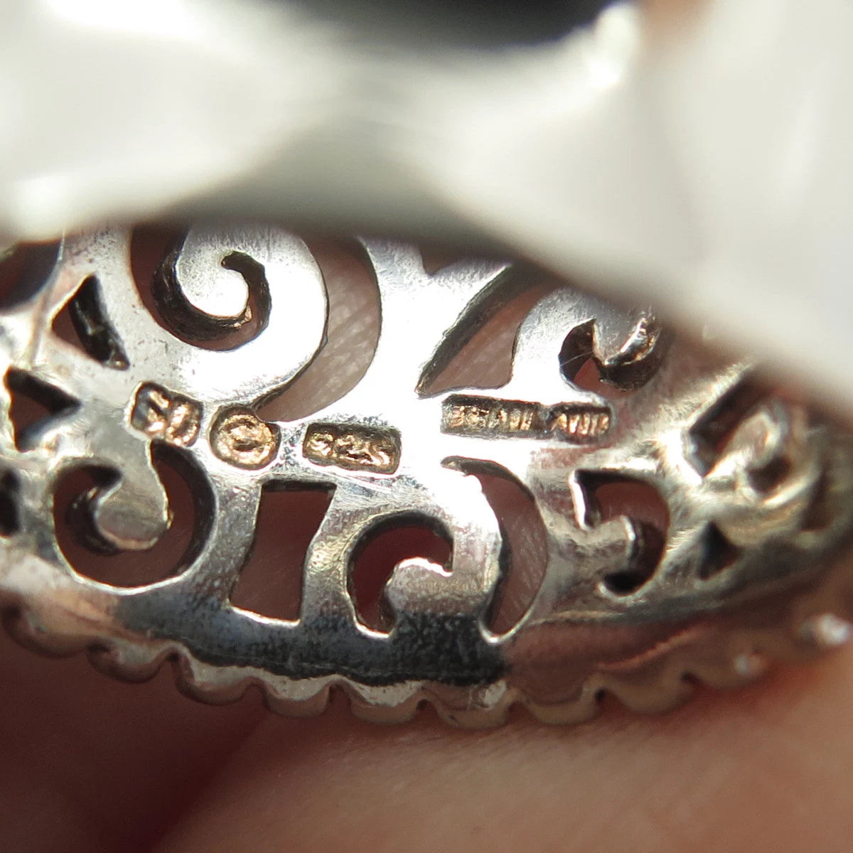925 Sterling Silver Vintage Concaved Scroll & Beaded Ring Size 8