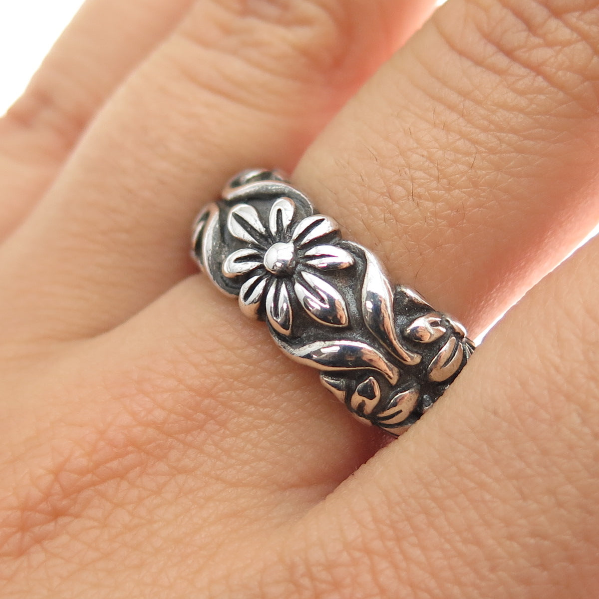 925 Sterling Silver Vintage Flower Oxidized Band Ring Size 8.25