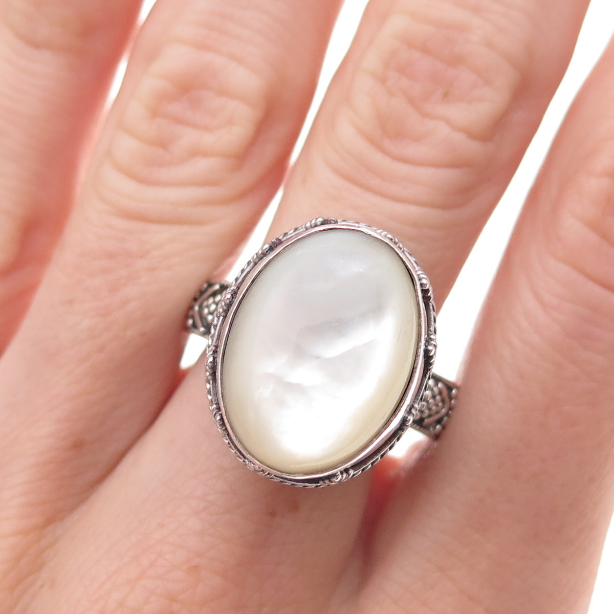 Suarti Bali Sterling Silver Vintage Real MOP Granulated Oxidized Ring Size 8.75