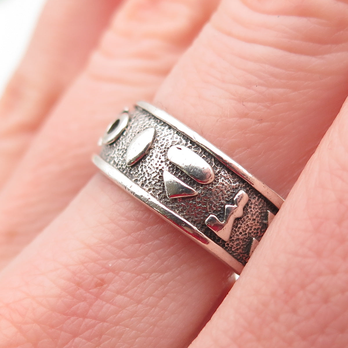 925 Sterling Silver Vintage Symbol All Around Oxidized Band Ring Size 7