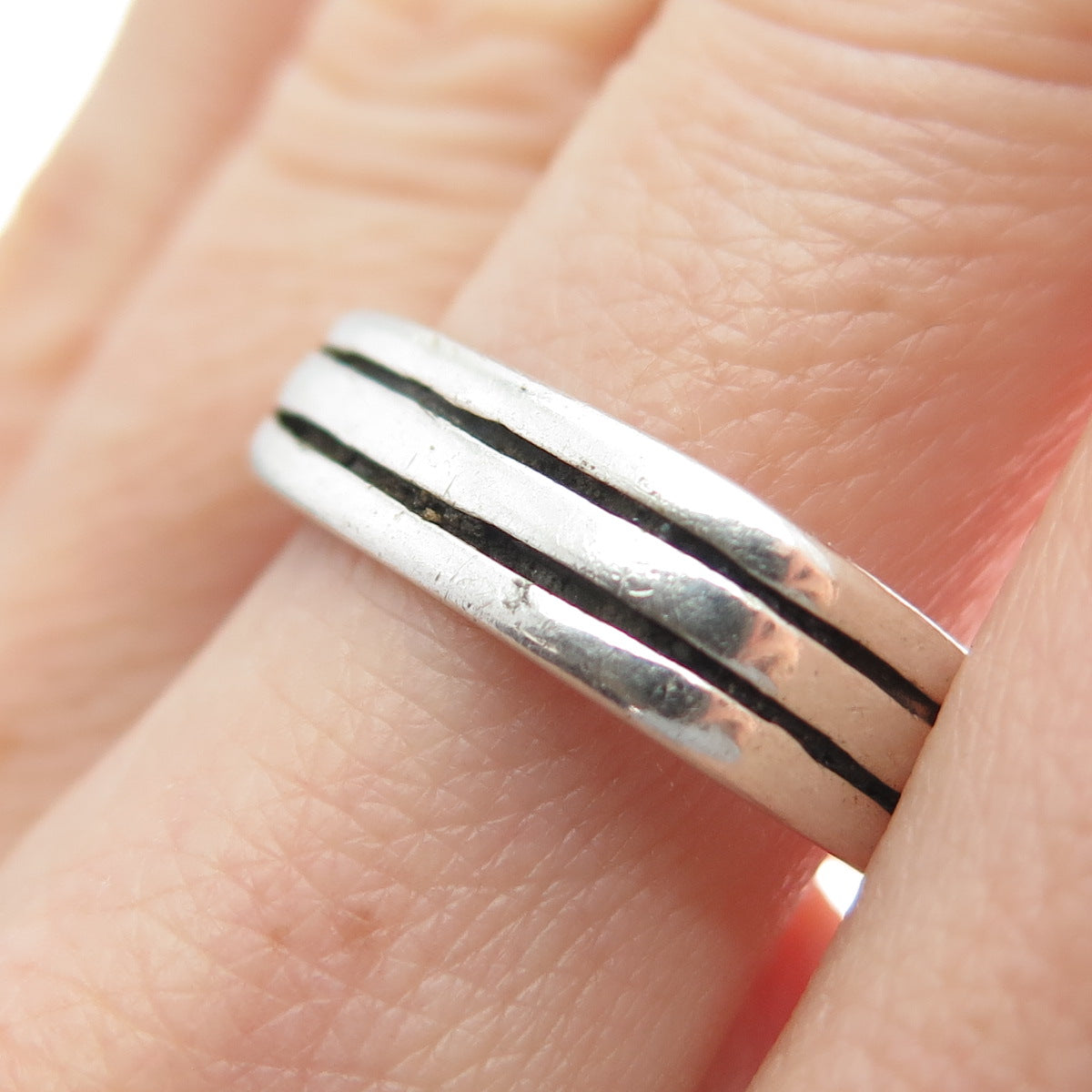 925 Sterling Silver Vintage Modernist Oxidized Lined Band Ring Size 9.25
