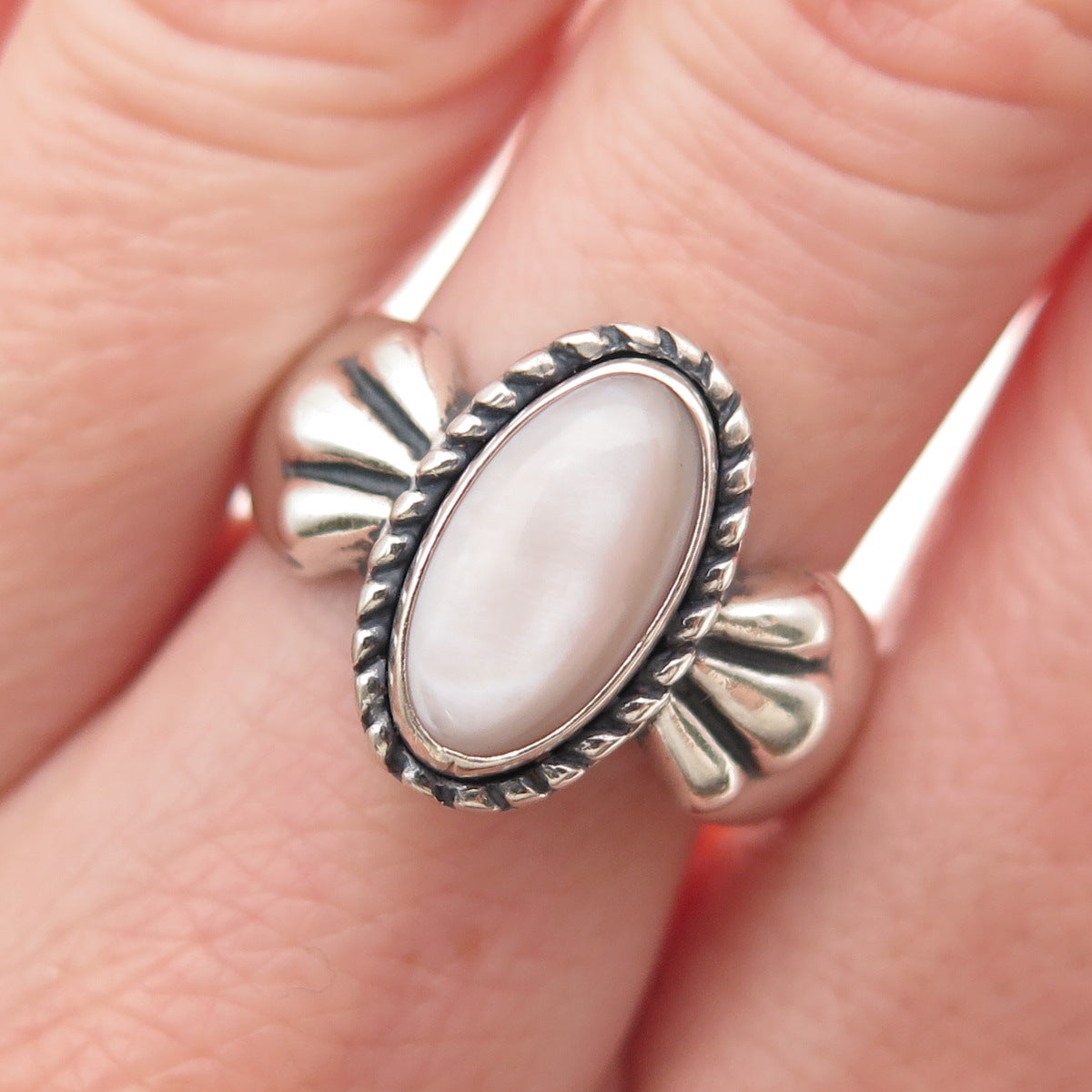 Carolyn Pollack 925 Sterling Silver Vintage Real MOP Oxidized Ring Size 8.25