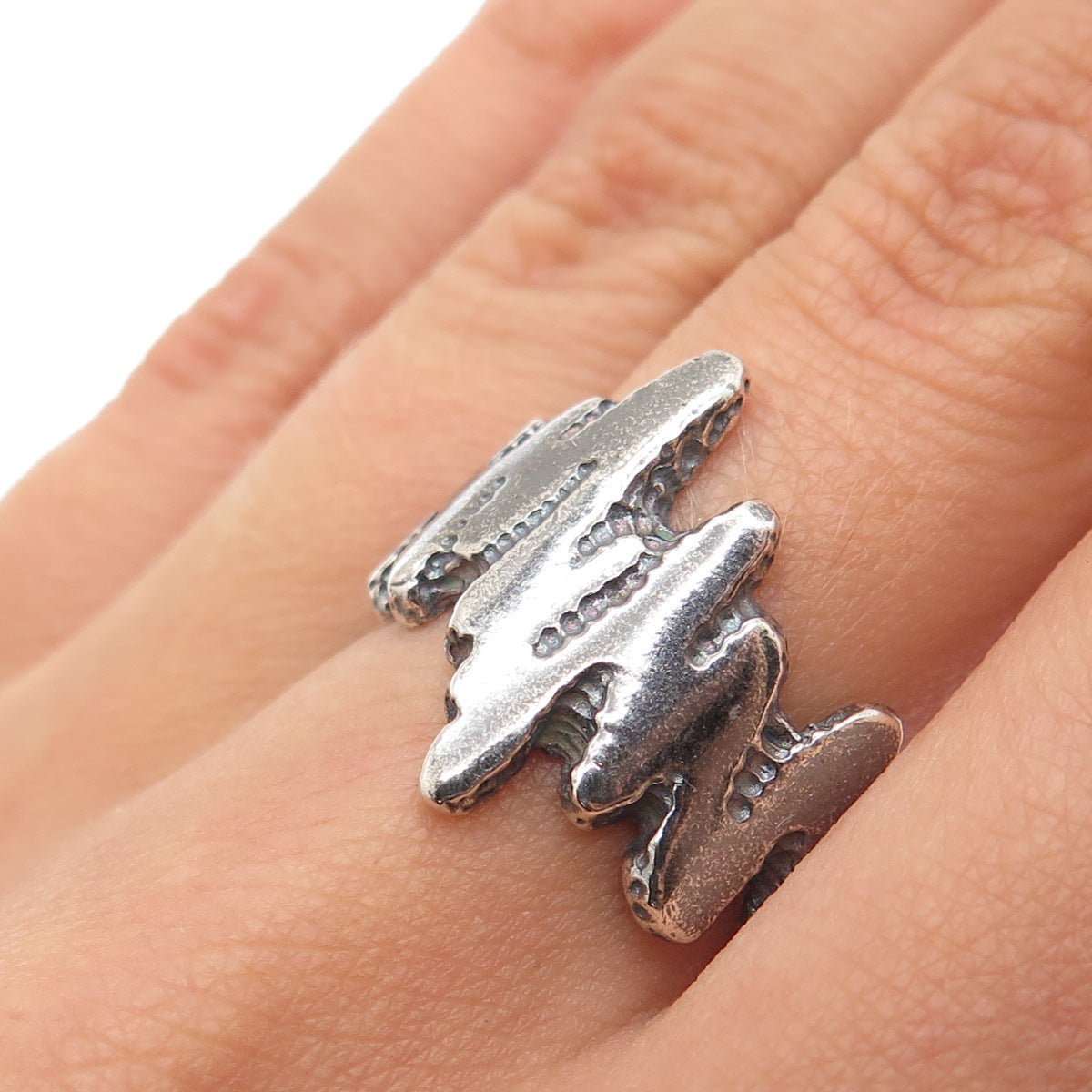 925 Sterling Silver Vintage Modernist Heartbeat Oxidized Ring Size 8.25