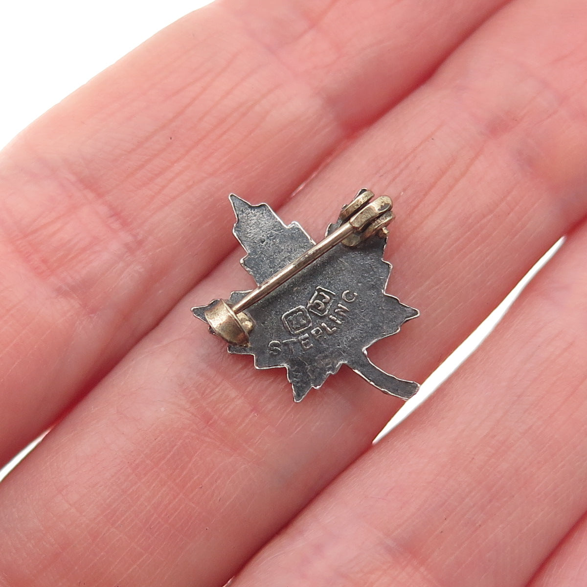925 Sterling Silver Vintage Enamel Canada Maple Leaf Mini Pin Brooch