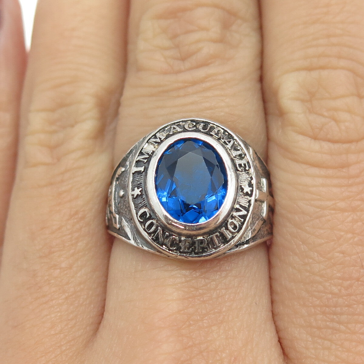 925 Sterling Silver Vintage Blue Glass 1973 Immaculate Conception Ring Size 7.25