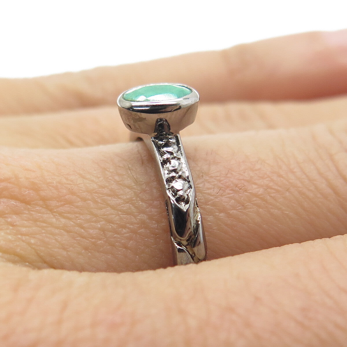 925 Sterling Silver Black Rhodium Oval-Cut Emerald Gem Pebble Ring Size 8
