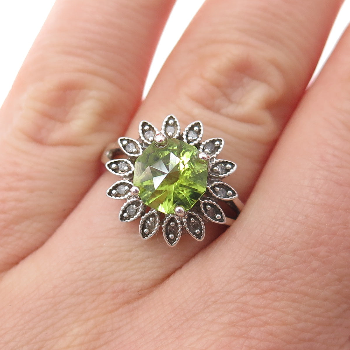 925 Sterling Silver Real Diamond & Peridot Flower Ring Size 7