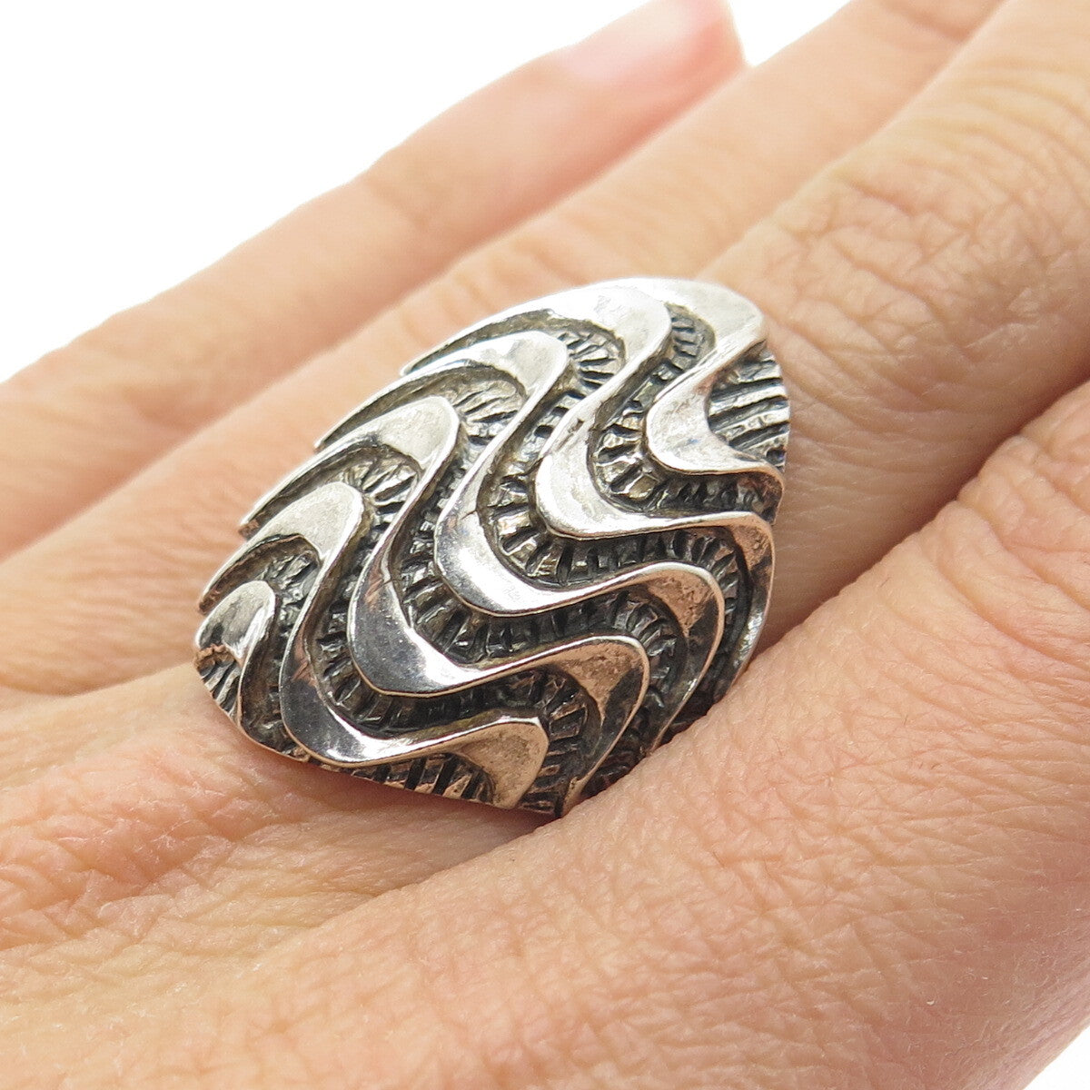 925 Sterling Silver Vintage Modernist Wavy Oxidized Ring Size 7