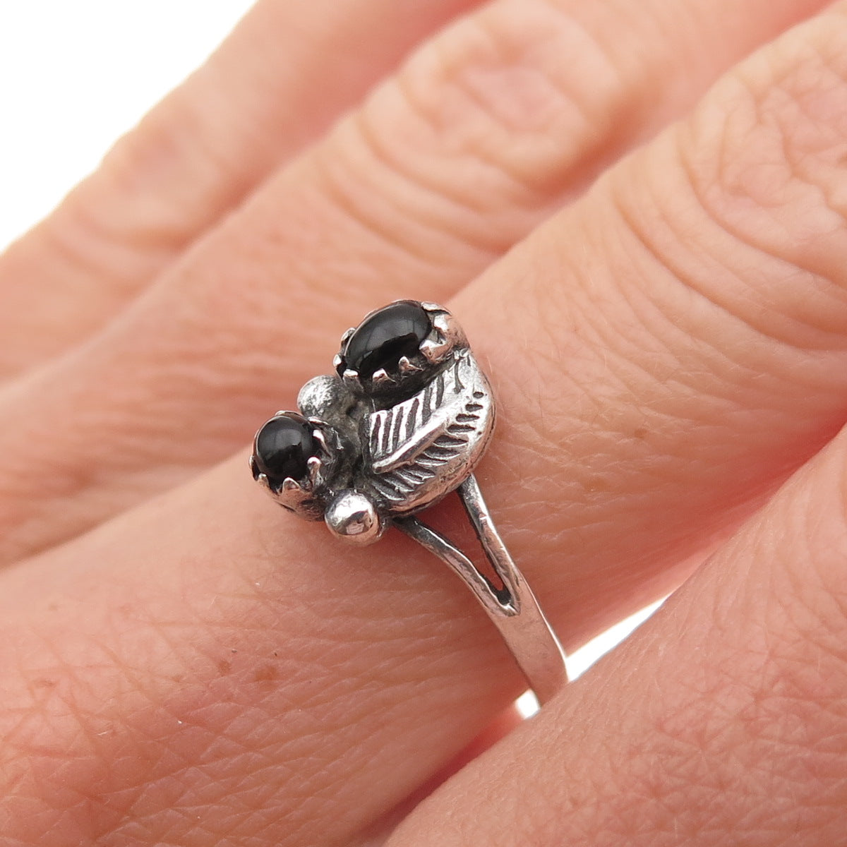 Old Pawn Sterling Silver Vintage Southwestern Black Onyx Feather Ring Size 7.5