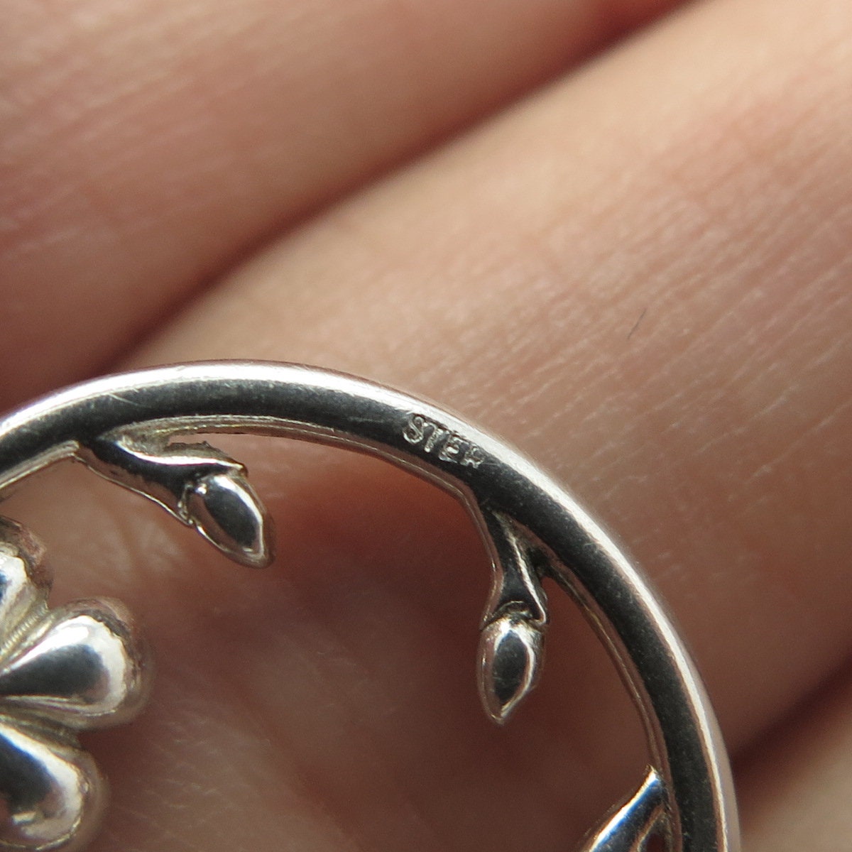 925 Sterling Silver 2-Tone Floral Circle Pendant