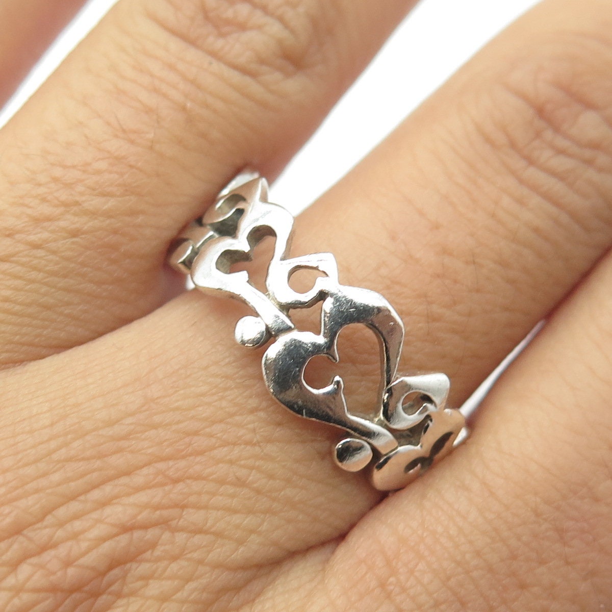 925 Sterling Silver Vintage Modernist Open Heart All Around Band Ring Size 11.75